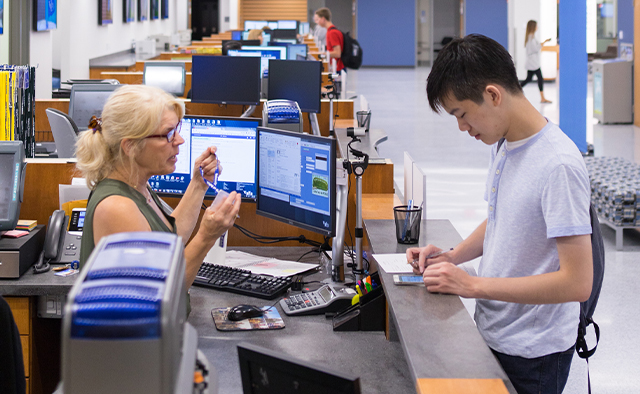 Student working with associate to receive their UB Card